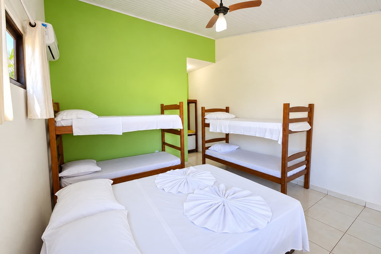 Apartamento climatizado com cama de casal e dois beliches