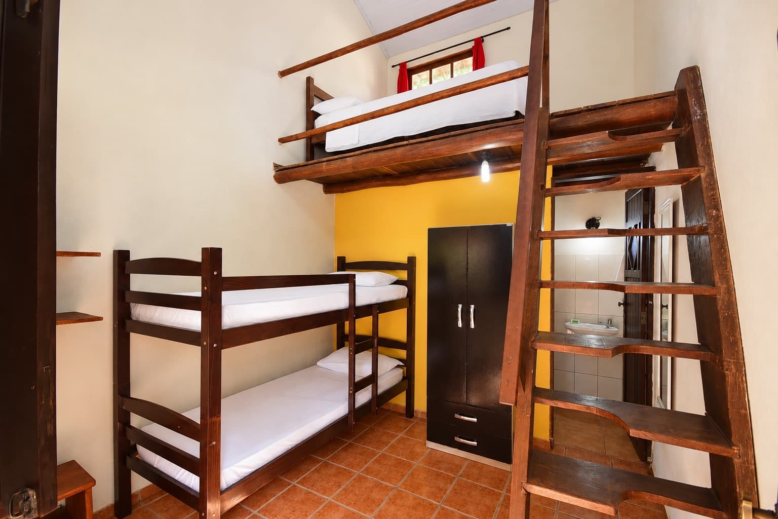 Apartamento Duplex com mezanino de madeira e beliche