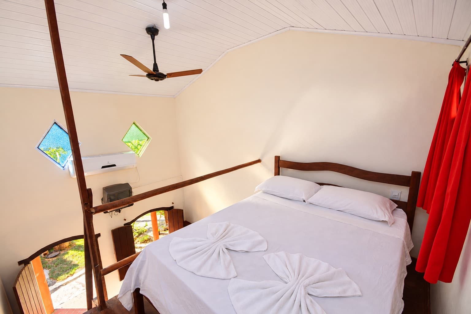 Apartamento com cama de casal e ventilador de teto